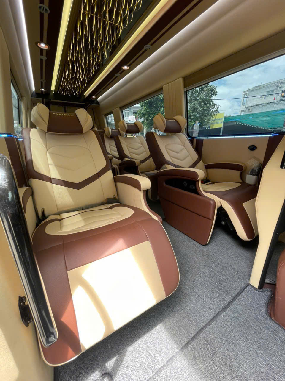 Nội thất thuê xe Iveco Limousine Nội thất thuê xe Iveco Limousine